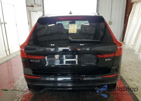 2025 Volvo Xc60 B5 Plus z USA, uszkodzony, nr VIN YV4M12RC7S1140872